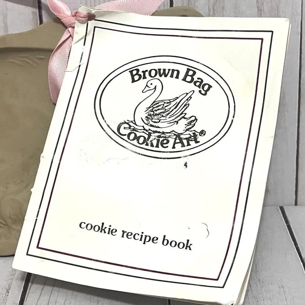 Vintage 1986 Brown Bag Cookie Art Pig Mold Pottery Hill Design W/ Recipe Book